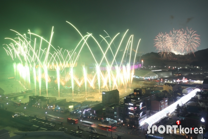 9일 오후 강원도 평창 올림픽 스타디움에서 열린 2018 평창동계올림픽 개회식에서 불꽃놀이가 펼쳐지고 있다. (김종원 기자news@isportskorea.com)20180210002218604.jpg