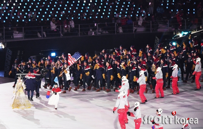 9일 오후 강원도 평창 올림픽 스타디움에서 열린 2018 평창동계올림픽 개회식에 미국대표팀이 입장하고 있다. (김종원 기자news@isportskorea.com) 20180209235433339.jpg