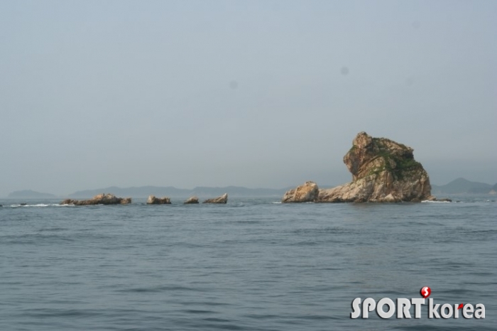 홍도 마섬앞 사자바위 중국쪽 바라보는 수호신 역할.jpg