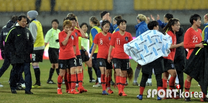 한국여자축구대표팀단체190409민02.jpg