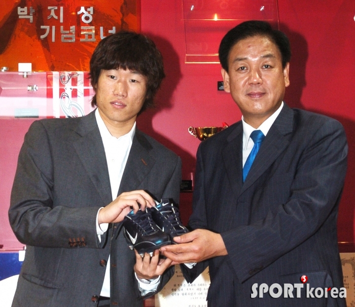 박지성은 한국선수 최초로 유럽축구연맹(UEFA) 챔피언스리그 본선에서 골을 터트릴 때 신었던 축구화를 박종희월드컵기념재단 이사장에게 전~.jpg