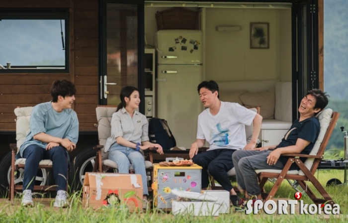 [tvN]바퀴 달린 집_7회_성동일, 김희원, 여진구, 아이유.jpg