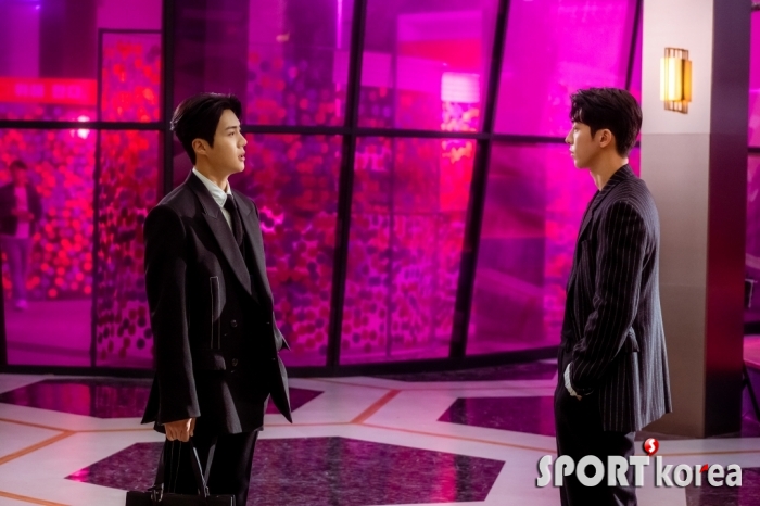 (3)201204_tvN 토일드라마_스타트업_남주혁-김선호 의미심장 거래 성사.jpg